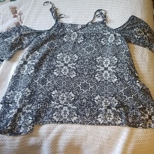 Off the shoulder / tie shoulder shirt